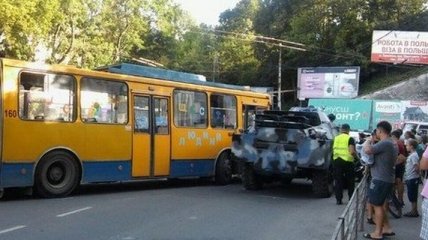 В Тернополе столкнулись троллейбус и броневик
