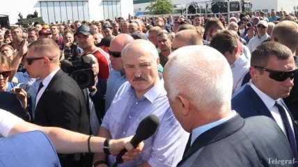 "Не надо меня наклонять ни с Запада, ни с Востока": Лукашенко рассказал о разговоре с Меркель 