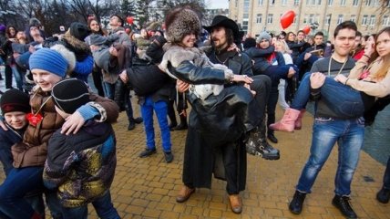 В Харькове мужчины держали своих любимых на руках