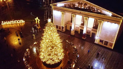 Остання новорічна ялинка в Маріуполі до руйнування Драматичного театру - святкують прихід 2022 року