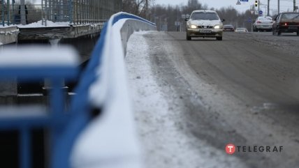 Машина їде по засніженій дорозі