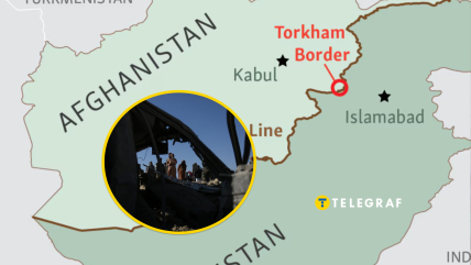 Карта границы, поврежденный автомобиль после авиаудара в Афганистане