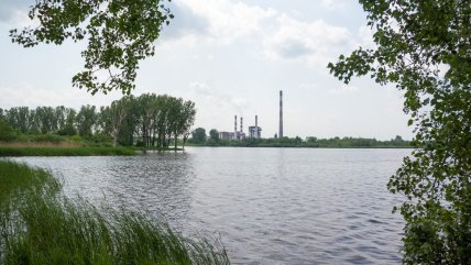 Добротворская ТЭС, вид из водохранилища