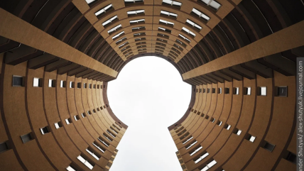 Необычный ракурс одного из домов