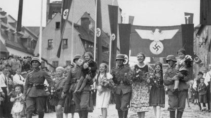 Немецкое население города Аш на крайнем западе Чехословакии приветствует гитлеровских солдат. 2 октября 1938 года
