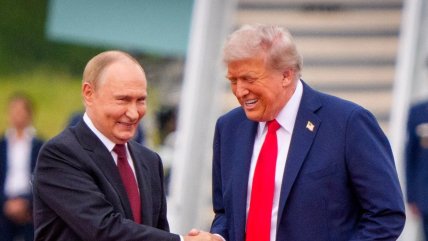 Рукопожатие Дональда Трампа и Владимира Путина в Анкоридже