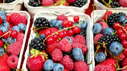 В Украине резко упали цены на популярную ягоду: аналитики назвали причину