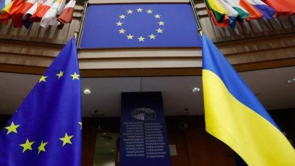 Флаг Украины и ЕС в Европарламенте