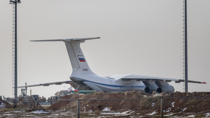 Российский транспортный самолет эвакуирует персонал 24 января 2026 года в Камышле, Сирия Фото: Этан Своуп