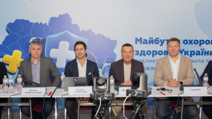 Участники круглого стола «Будущее здравоохранения Украины: вызовы, равные правила и диалог государства и бизнеса» во время дискуссии.