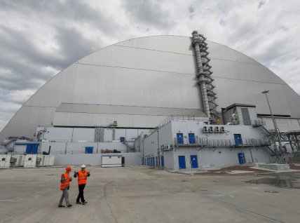 Арка над "саркофагом"