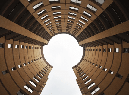 Необычный ракурс одного из домов