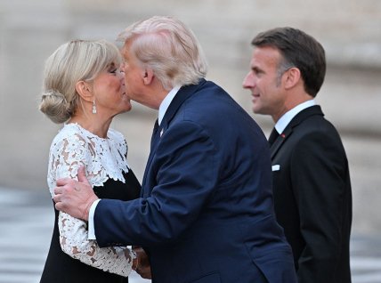 Трамп поцеловал Брижит Макрон