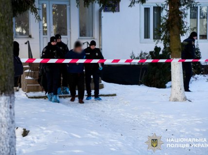 Задержанного выводят из здания