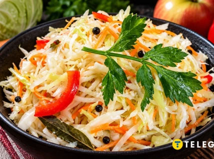 Пикантная капуста с яблоком