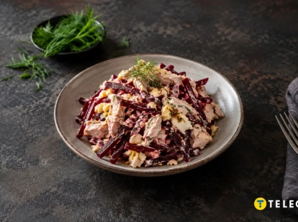Салат из свеклы и курицы получается нежным и сытным