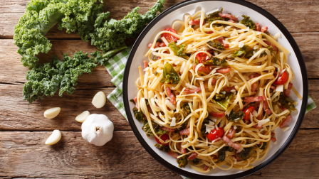 Идея для идеального обеда : спагетти с капустой, беконом и сыром