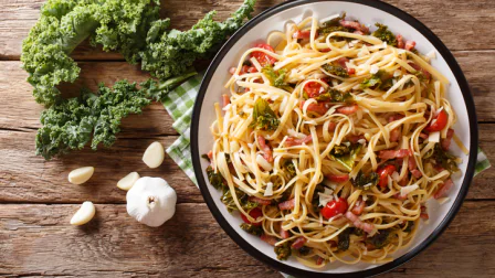 Идея для идеального обеда : спагетти с капустой, беконом и сыром