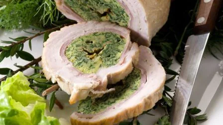 Рулет из индейки с начинкой из шпината и Феты