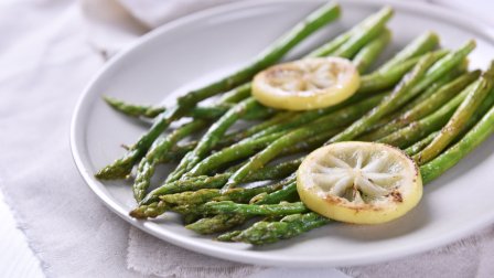 Сезон спаржи в разгаре: как вкусно ее запечь