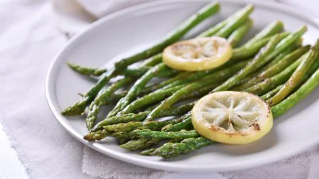 Сезон спаржи в разгаре: как вкусно ее запечь