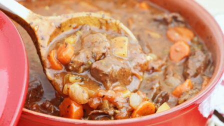 Аппетитное мясное жаркое с грибами