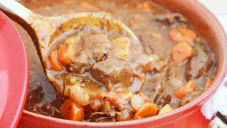 Аппетитное мясное жаркое с грибами