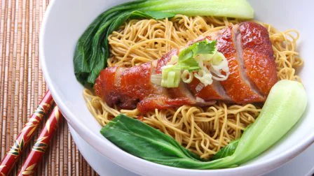 Свинина с рисовой лапшой и капустой бок-чой