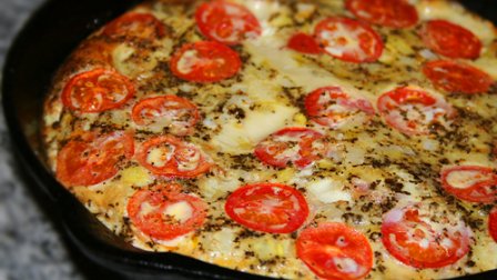 Фриттата с базиликом и помидорами