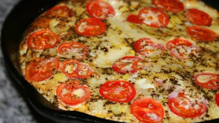 Фриттата с базиликом и помидорами