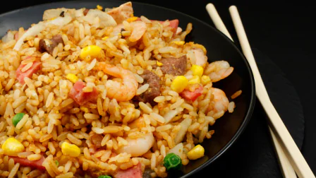 Рис, жареный с ветчиной, овощами и креветками
