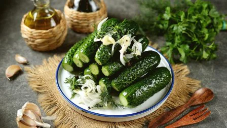 Малосольные огурцы в пакете (видео)