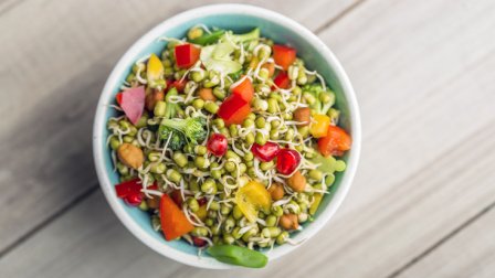 Салат из пророщенных бобов