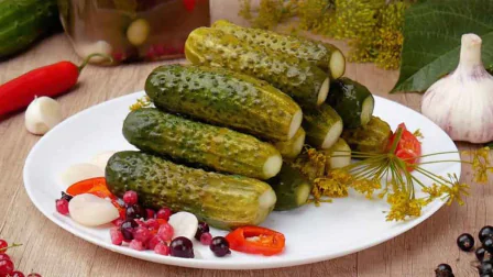 Малосольные огурцы в банке (видео)