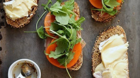 Быстро и необычно: закуска из хурмы с сыра