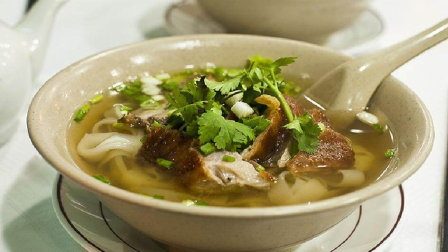 Бульон из утки с гренками или домашней лапшой