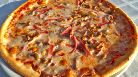 Пицца с тунцом и помидорами