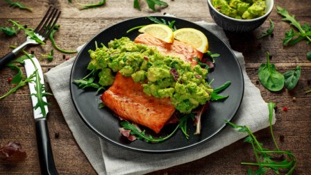 Лосось гриль с лимонно-укропным маслом