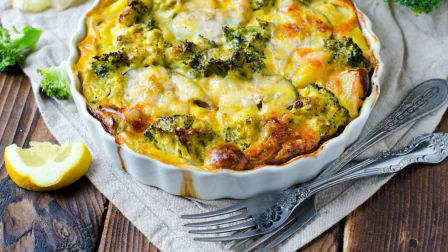 Готовим пирог с охотничьими колбасками и перцем