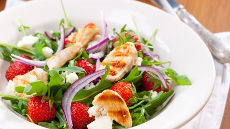 Гости ахнут: роскошный салат с клубникой и курицей-гриль