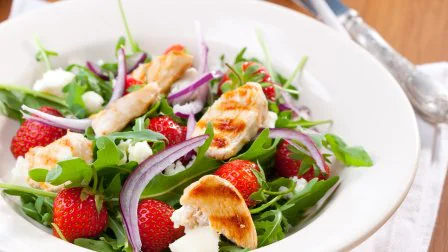 Гости ахнут: роскошный салат с клубникой и курицей-гриль