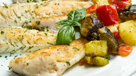 Запеченный хек с овощами