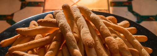 Грісіні стануть чудовим доповненням до закусок  (зображення створено за допомогою ШІ)