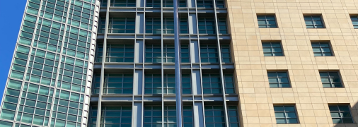 Прапор ЛГБТ-спільноти перед посольством США в росії