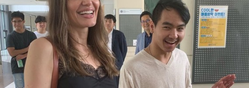  Анджелина Джоли расплакалась, когда провожала сына в университет:видео