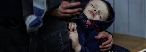 Дитина спить в укритті під час тривоги