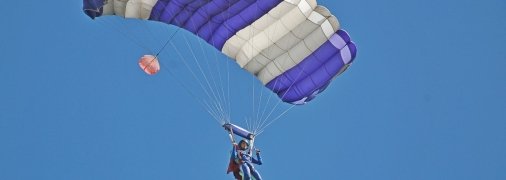 В России парашютисты приземлялись среди машин