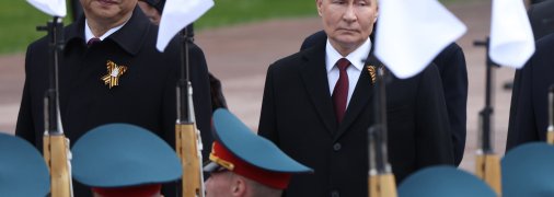 Глава Китая Си Цзиньпин и Владимир Путин принимают парад на Красной площади