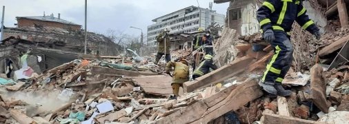 Спасатели разбирают завалы