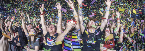 Люди отрываются под популярную песню